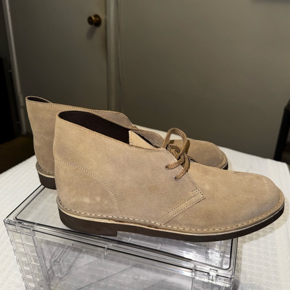 Clarks Beige Suede Men\'s Chukka Boots
